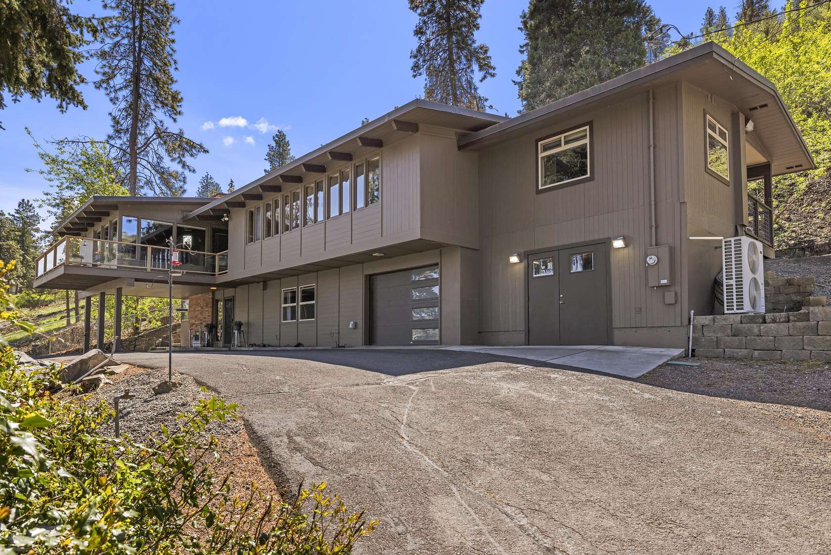 3 Acres of Residential Land with Home for Sale in Klamath Falls, Oregon