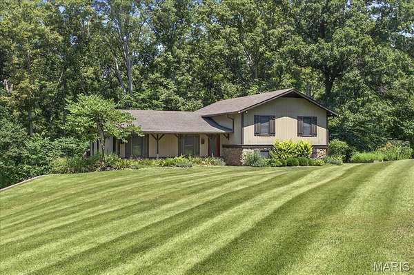 5 Acres of Residential Land with Home for Sale in Waterloo, Illinois