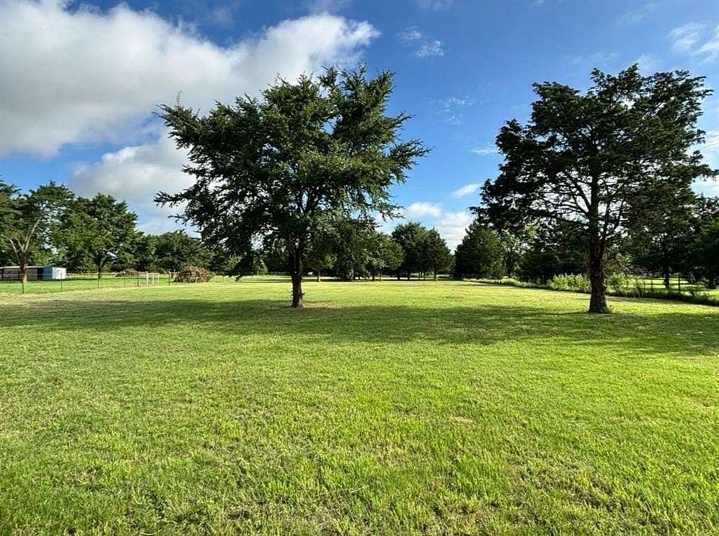 1 Acre of Residential Land for Sale in Whitesboro, Texas