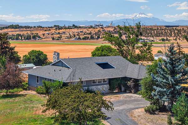 5 Acres of Residential Land with Home for Sale in Madras, Oregon