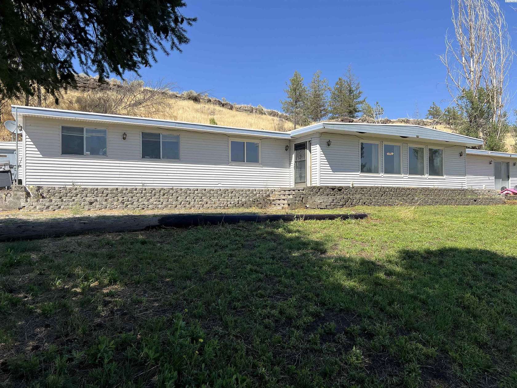 5.59 Acres of Land with Home for Sale in Kahlotus, Washington