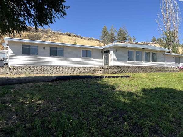 5.59 Acres of Land with Home for Sale in Kahlotus, Washington