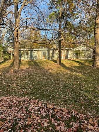 1.48 Acres of Land with Home for Sale in Lincolnshire, Illinois