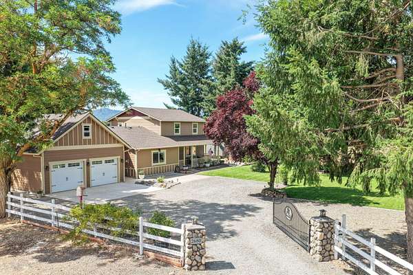 3.15 Acres of Residential Land with Home for Sale in Medford, Oregon