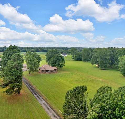 5 Acres of Residential Land with Home for Sale in Tullahoma, Tennessee