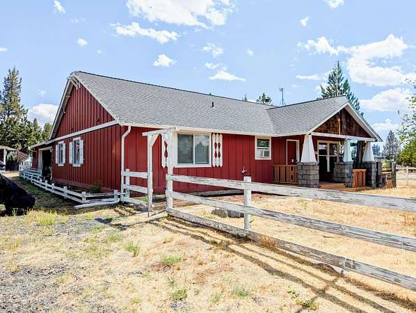 1.72 Acres of Land with Home for Sale in Prineville, Oregon