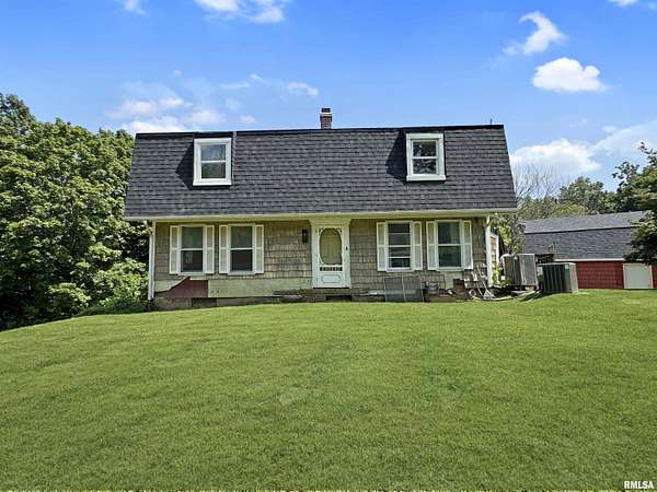 5.27 Acres of Residential Land with Home for Sale in Mapleton, Illinois
