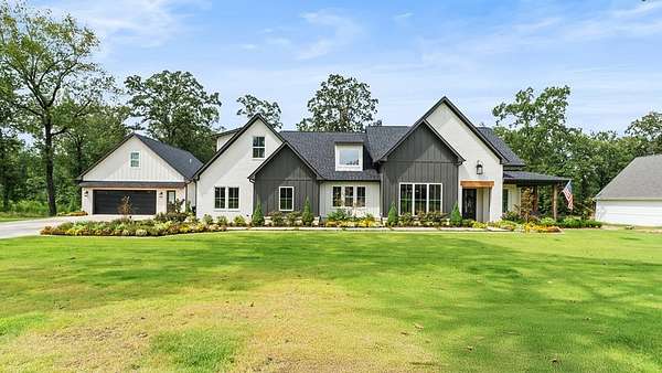 2 Acres of Residential Land with Home for Sale in Texarkana, Texas