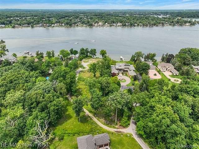 2.59 Acres of Residential Land for Sale in Orchard Lake, Michigan