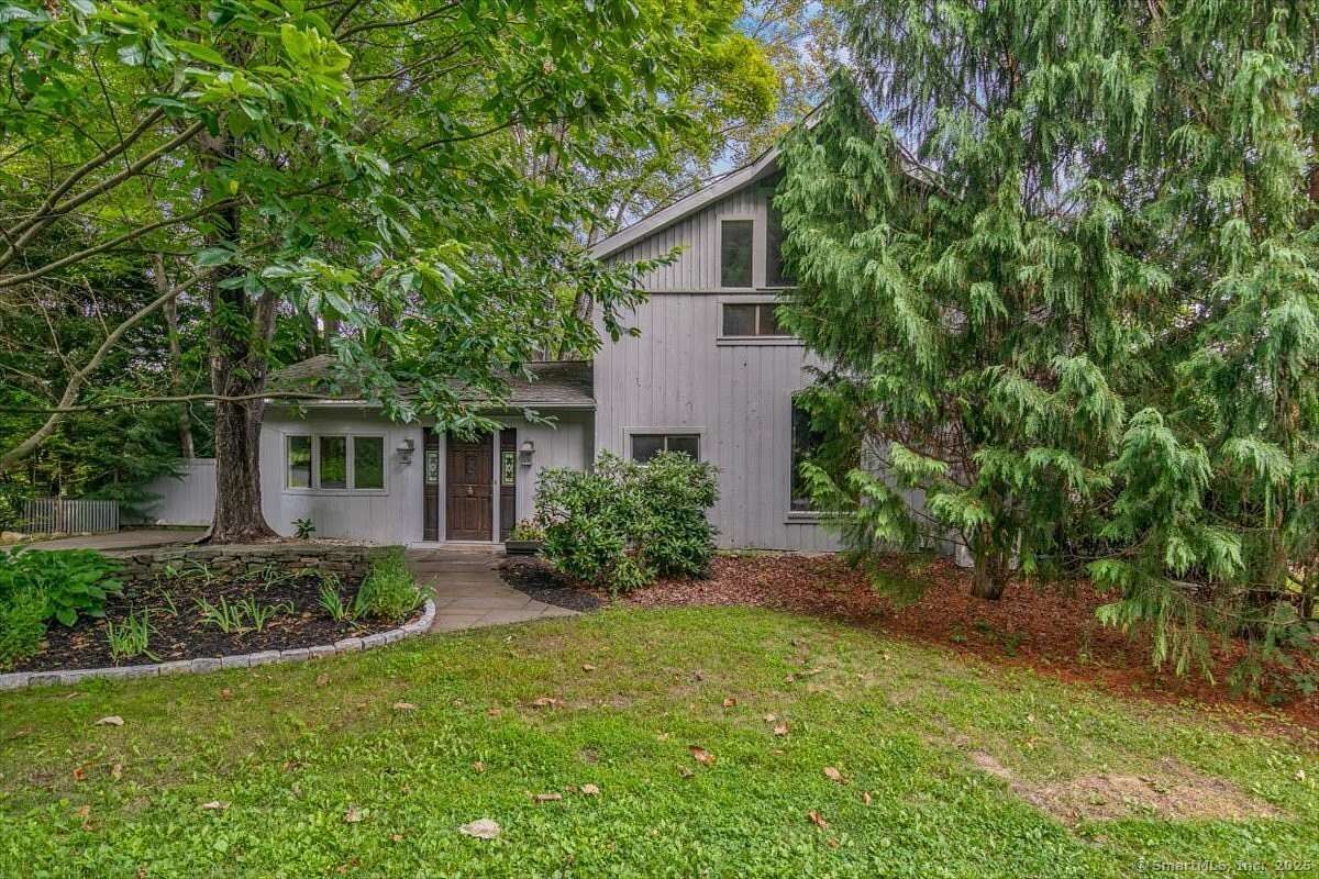 1.59 Acres of Residential Land with Home for Sale in Woodbury, Connecticut