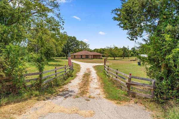 6.3 Acres of Land with Home for Sale in Barry, Texas