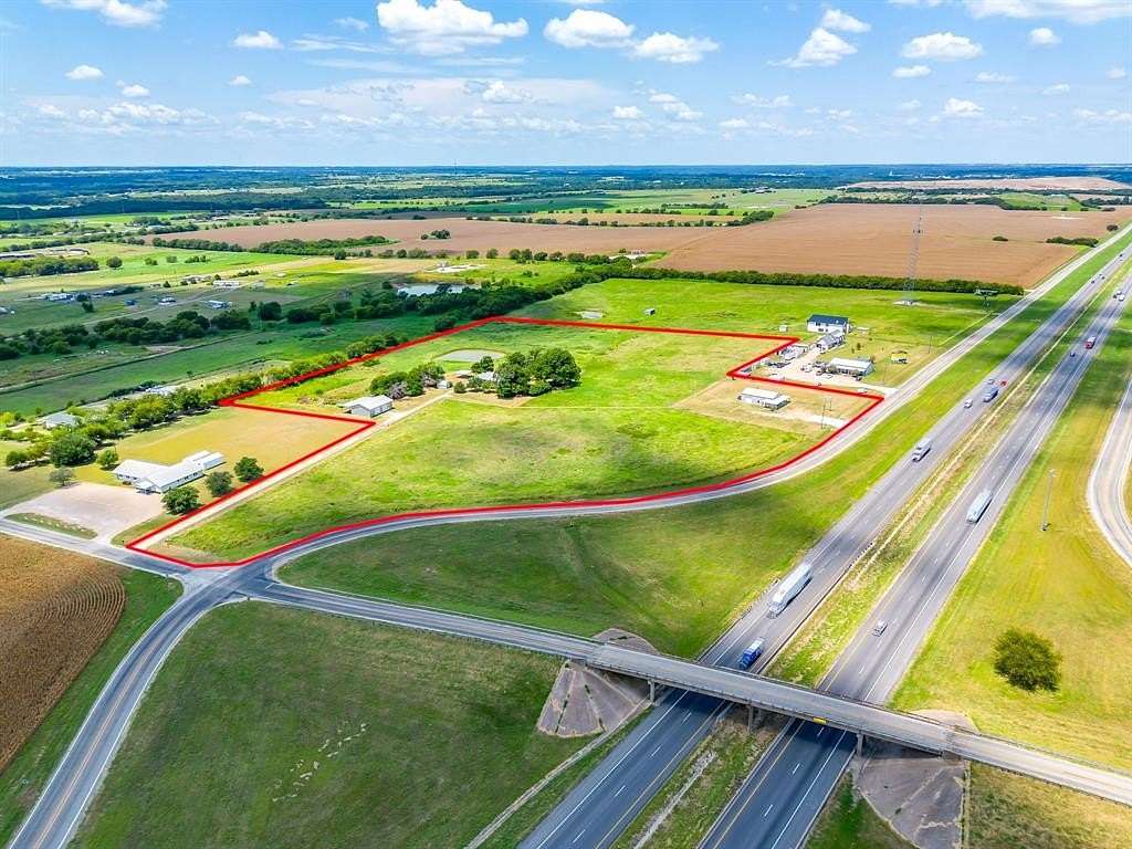 15.6 Acres of Land for Sale in Grandview, Texas
