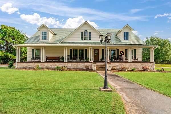 2.5 Acres of Residential Land with Home for Sale in Reno, Texas