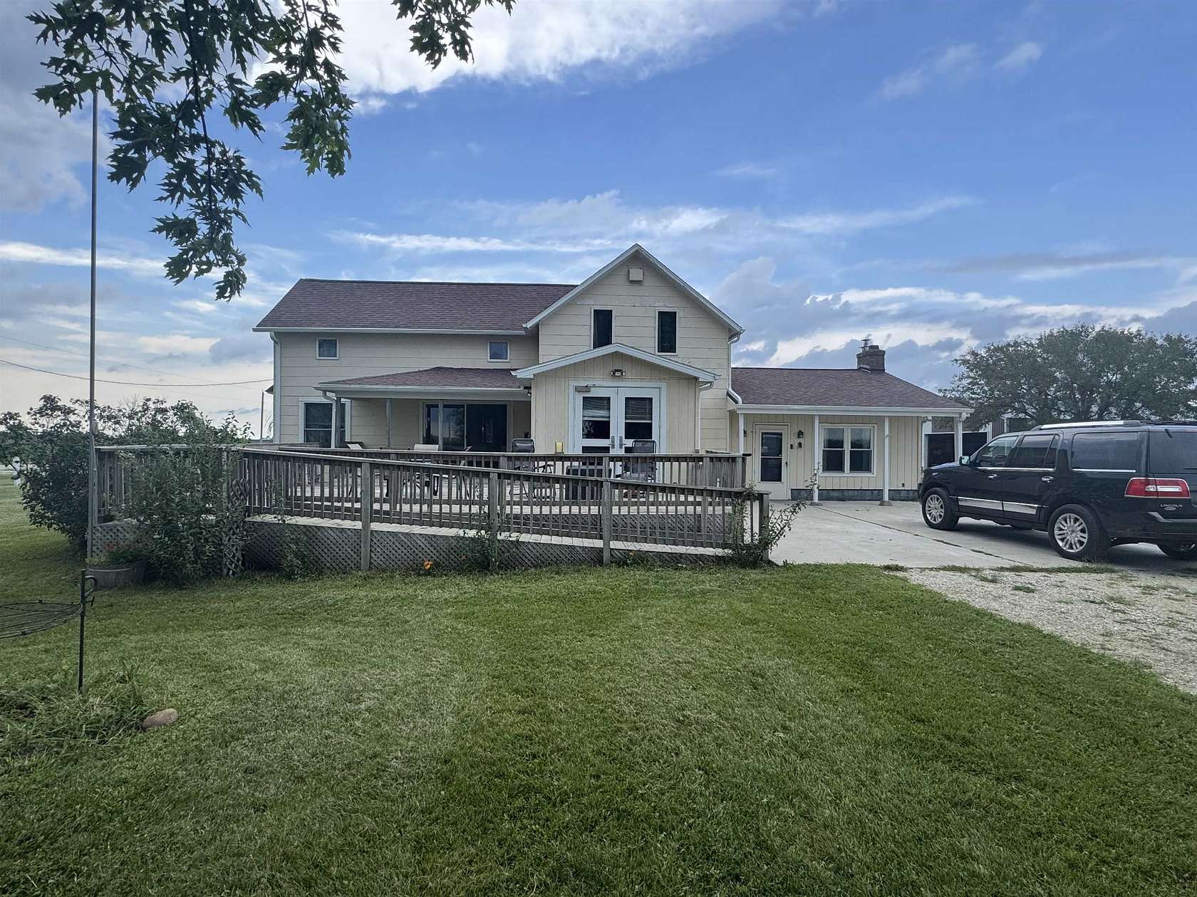 4.62 Acres of Residential Land with Home for Sale in Waterloo, Iowa