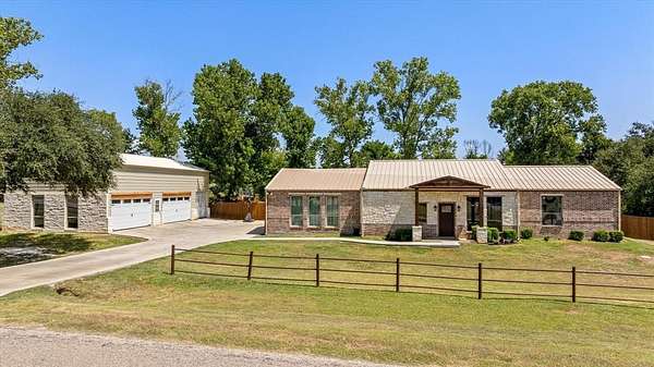 3.1 Acres of Residential Land with Home for Sale in Granbury, Texas