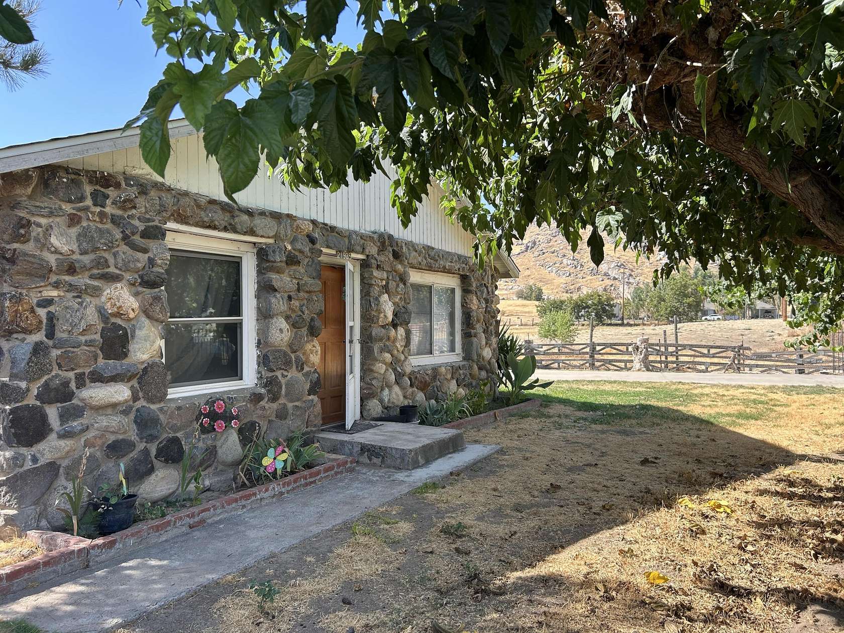 2 Acres of Residential Land with Home for Sale in Lindsay, California