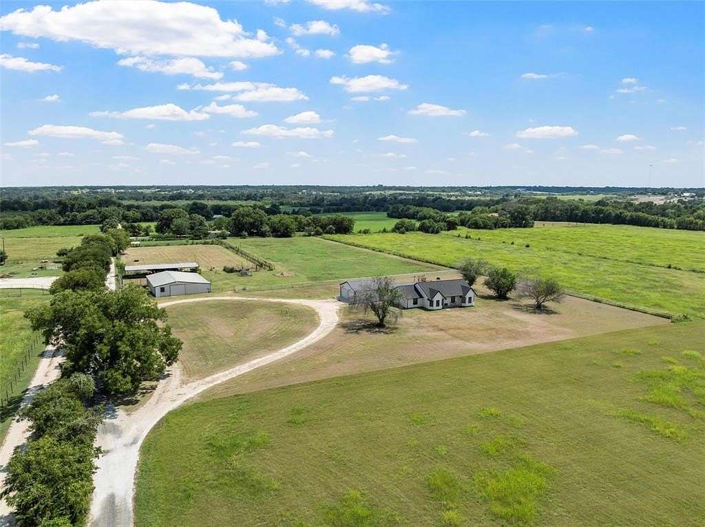 21 Acres of Agricultural Land with Home for Sale in Robinson, Texas