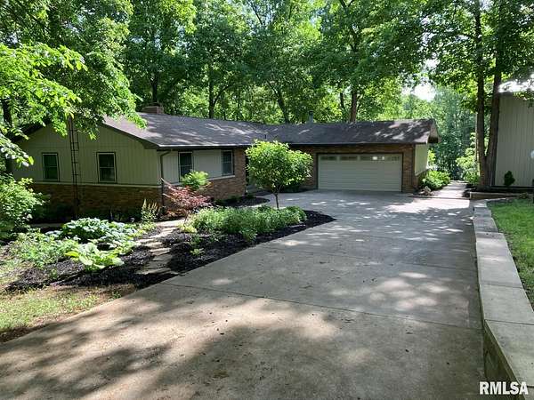 1.68 Acres of Residential Land with Home for Sale in Mechanicsburg, Illinois