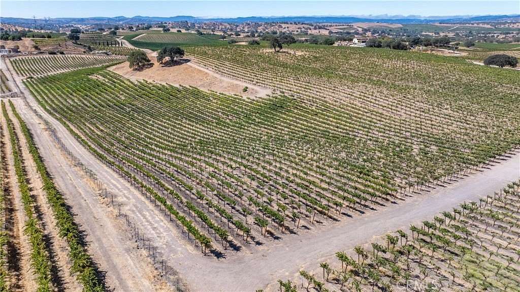 131 Acres of Agricultural Land with Home for Sale in Paso Robles, California