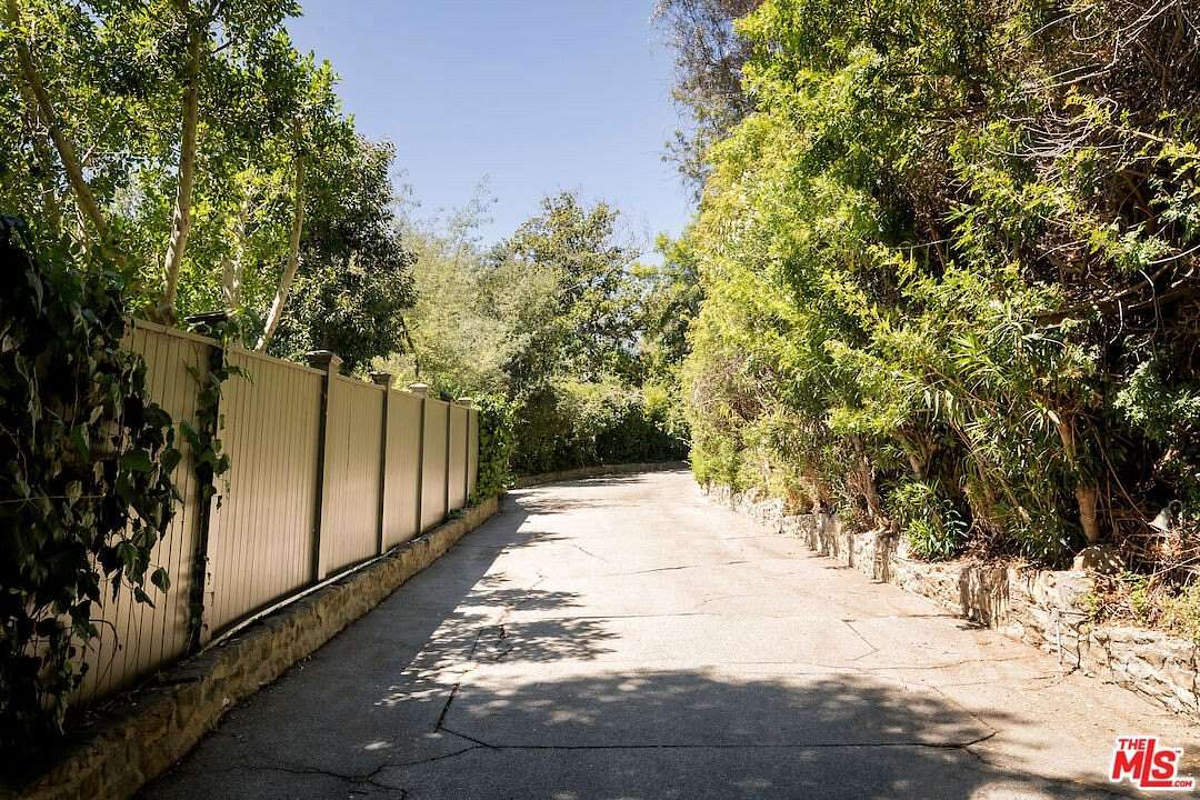 1.88 Acres of Residential Land with Home for Sale in Los Angeles, California