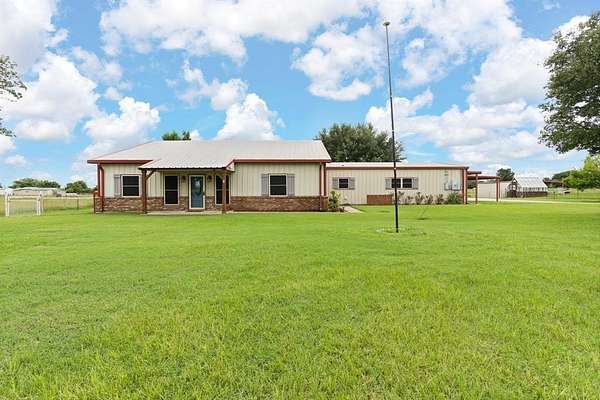 4.62 Acres of Residential Land with Home for Sale in Hillsboro, Texas