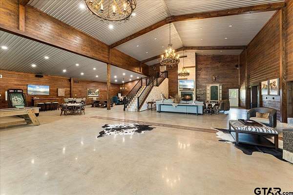 127 Acres of Land with Home for Sale in Tyler, Texas