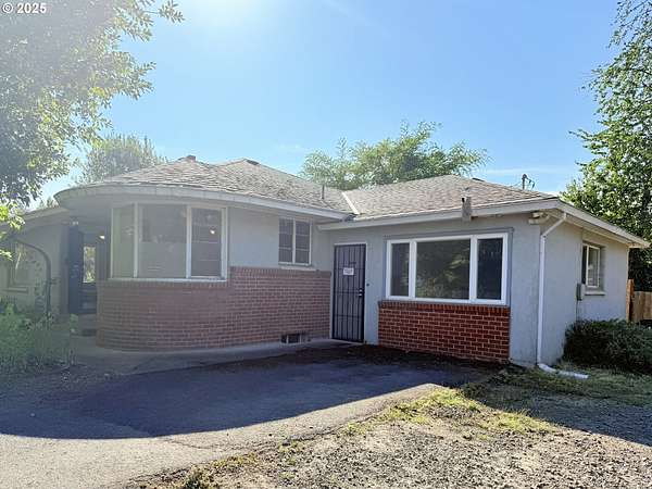 10 Acres of Residential Land with Home for Sale in Molalla, Oregon