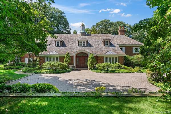 2.55 Acres of Residential Land with Home for Sale in Roslyn Harbor, New York