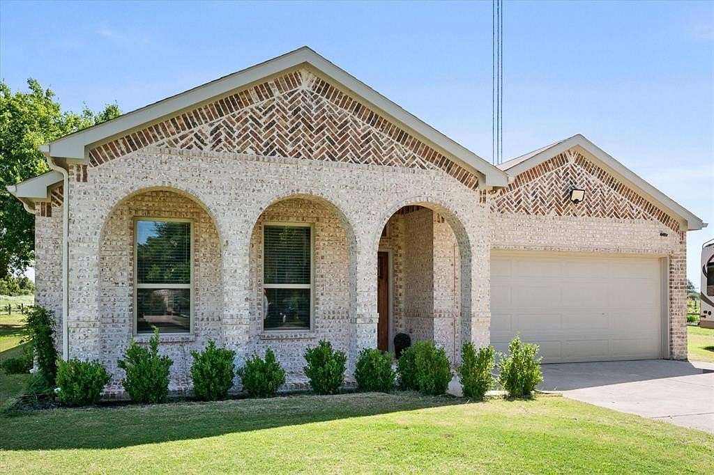 1.55 Acres of Residential Land with Home for Lease in Purdon, Texas