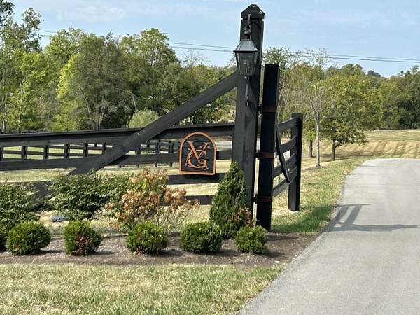 1 Acre of Residential Land for Sale in Nicholasville, Kentucky