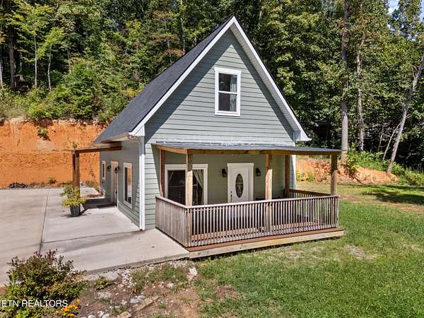 1.89 Acres of Residential Land with Home for Sale in Powell, Tennessee