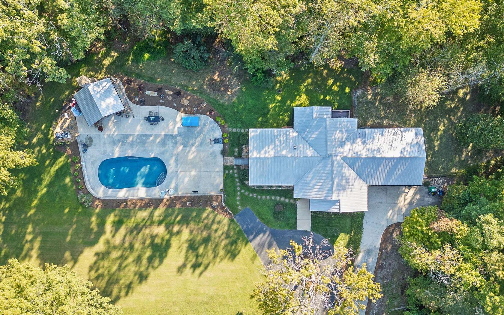 9.26 Acres of Residential Land with Home for Sale in Signal Mountain, Tennessee