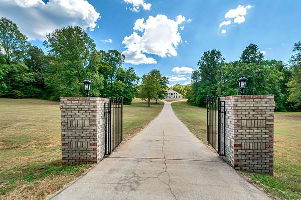 14 Acres of Land with Home for Sale in Slayden, Tennessee