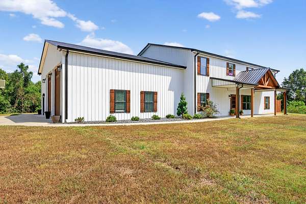 5 Acres of Residential Land with Home for Sale in Clarksville, Tennessee