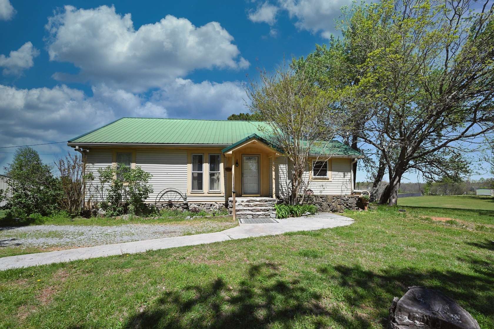 24 Acres of Land with Home for Sale in Springfield, Tennessee