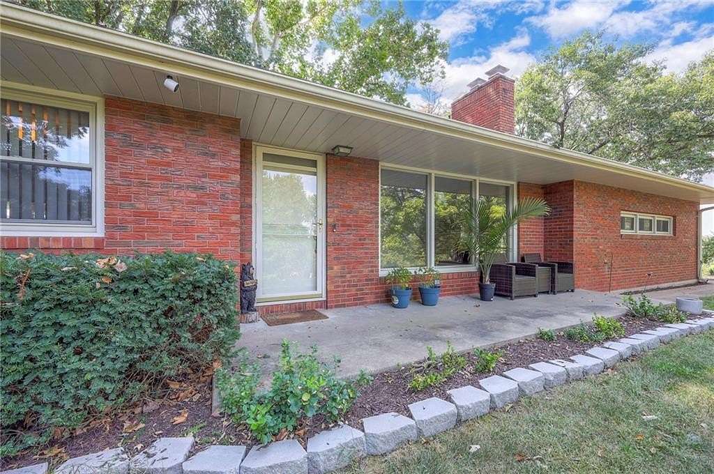 4.58 Acres of Residential Land with Home for Sale in Leavenworth, Kansas