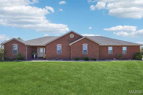 3 Acres of Improved Mixed-Use Land for Sale in Carlyle, Illinois