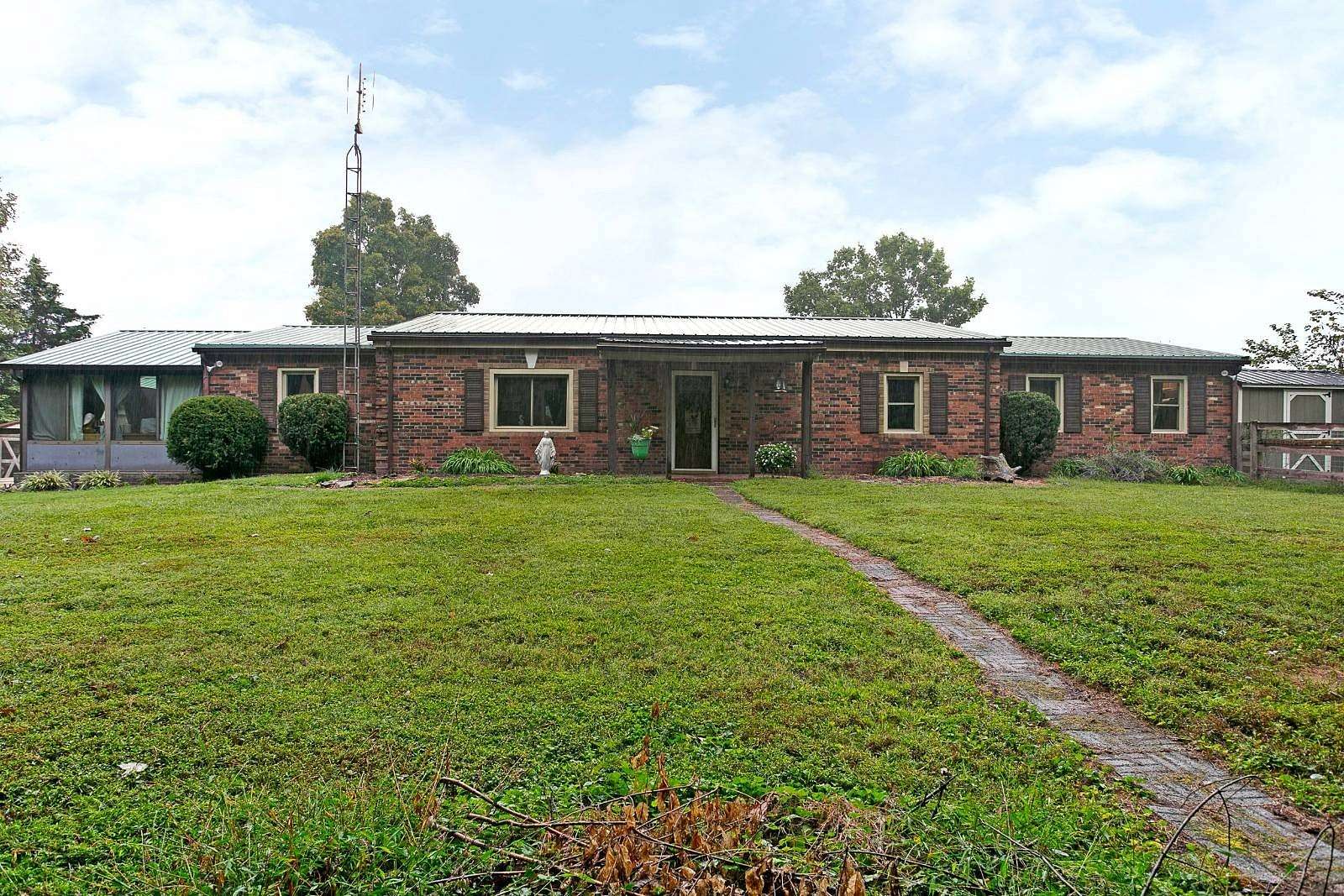 1.89 Acres of Residential Land with Home for Sale in Loretto, Kentucky