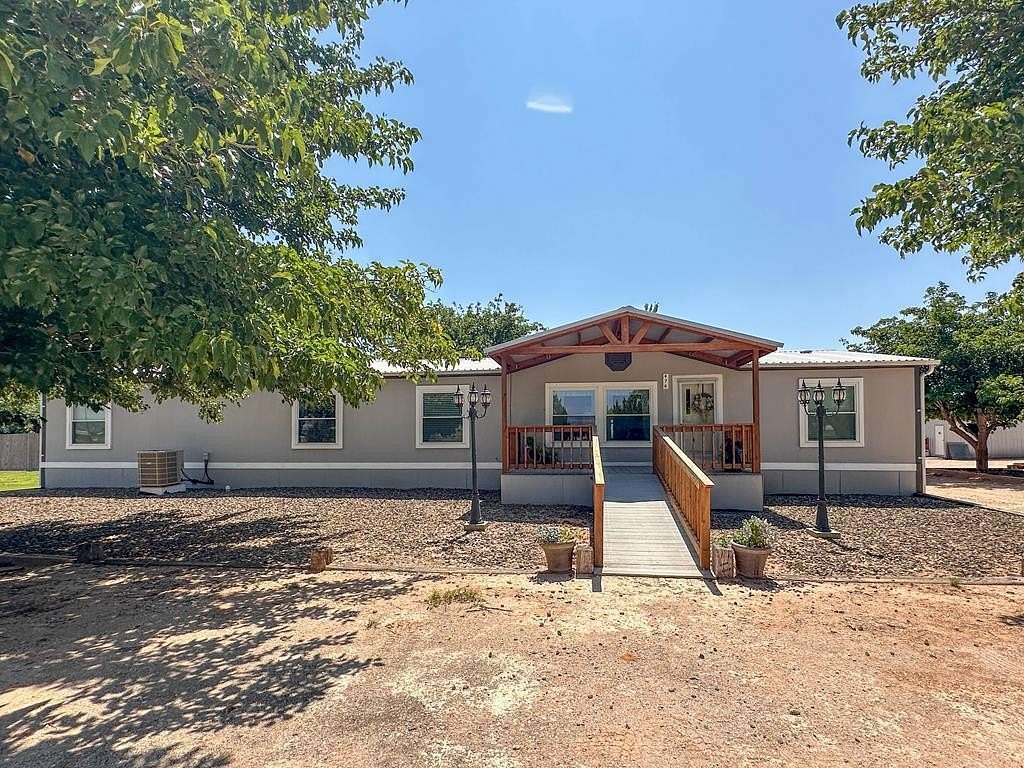 7.25 Acres of Residential Land with Home for Sale in Seminole, Texas