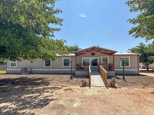 7.25 Acres of Residential Land with Home for Sale in Seminole, Texas