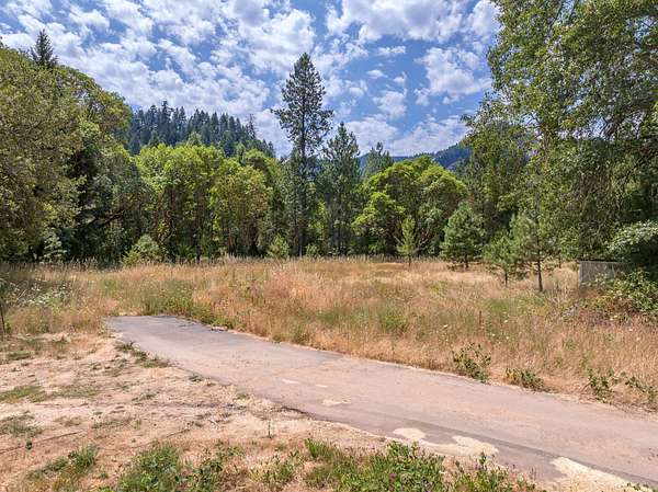 2.2 Acres of Mixed-Use Land for Sale in Wolf Creek, Oregon