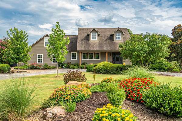 19.2 Acres of Land with Home for Sale in Hot Springs, Arkansas