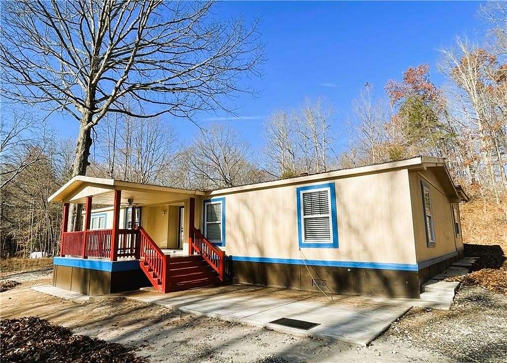 2.59 Acres of Residential Land with Home for Lease in Flowery Branch, Georgia