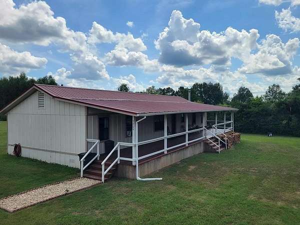 2.57 Acres of Residential Land with Home for Sale in De Kalb, Texas