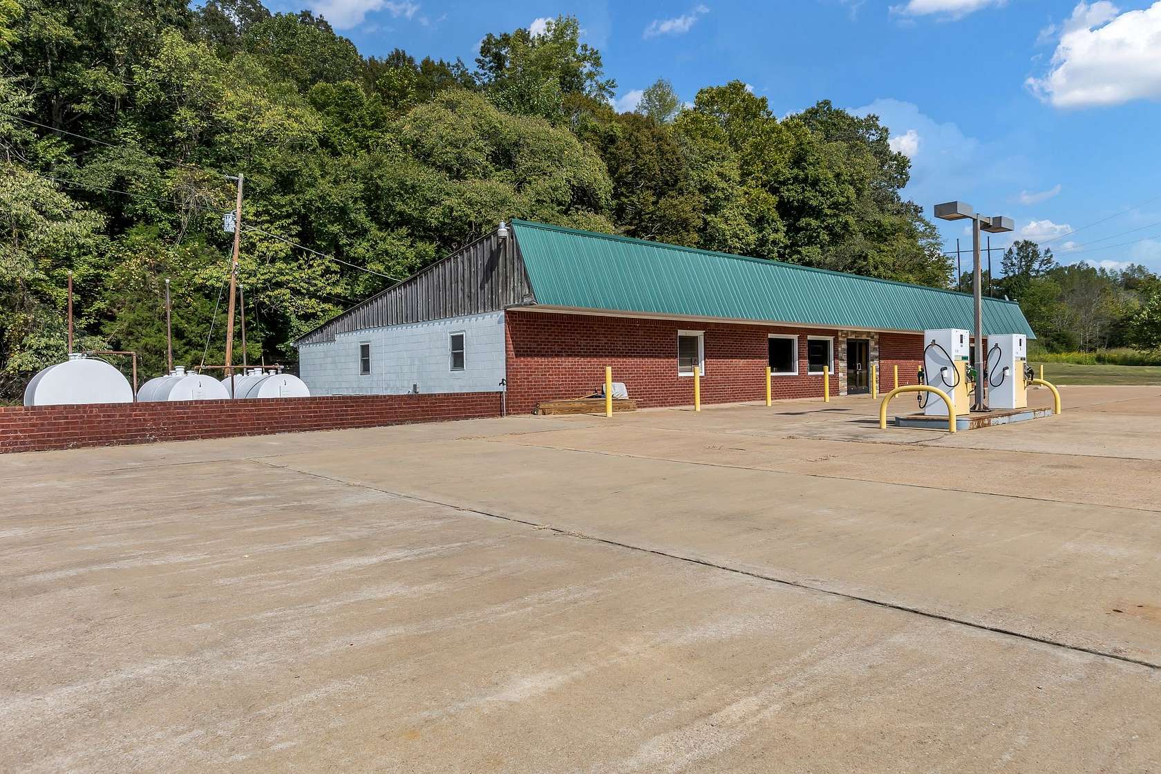 2 Acres of Improved Commercial Land for Sale in Centerville, Tennessee