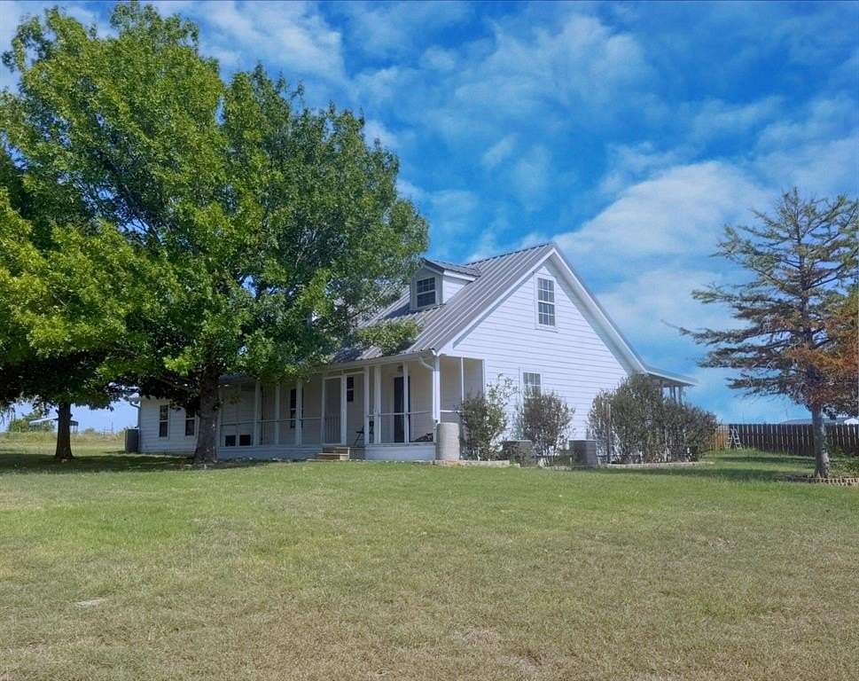 4 Acres of Residential Land with Home for Sale in Itasca, Texas