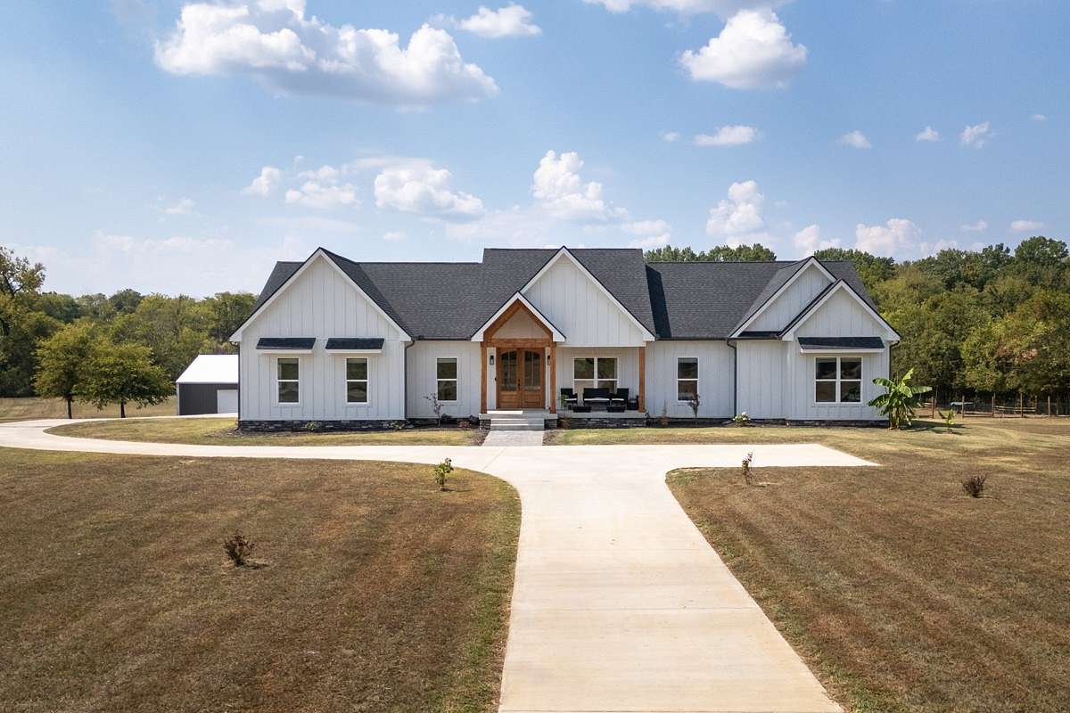 5.29 Acres of Residential Land with Home for Sale in Gallatin, Tennessee