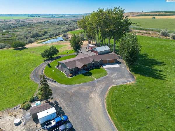 15.4 Acres of Land with Home for Sale in Mesa, Washington