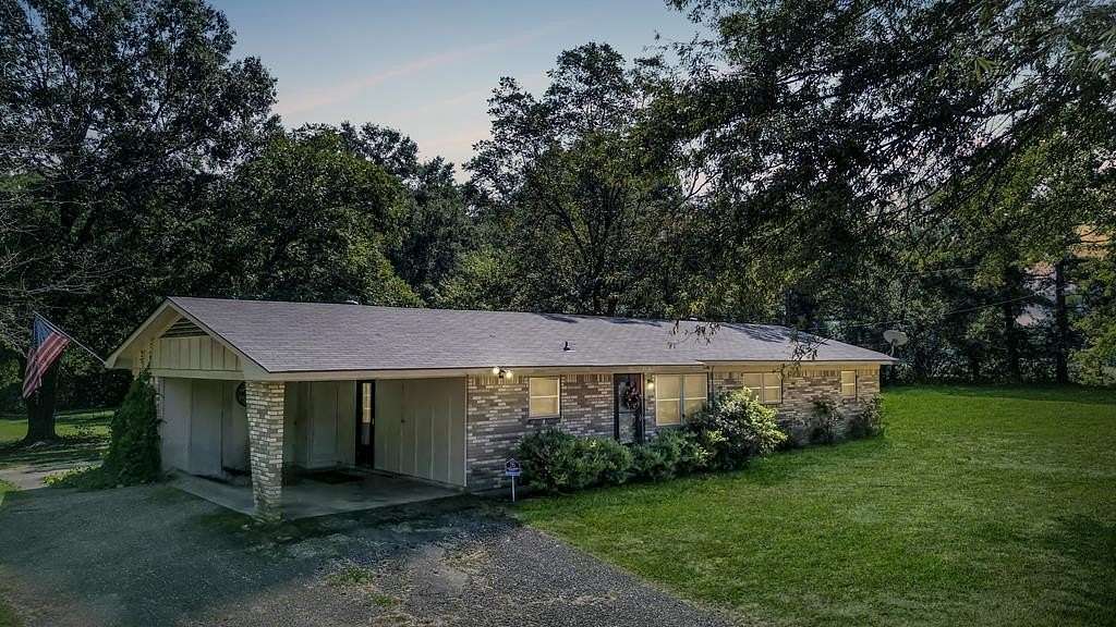 5.39 Acres of Residential Land with Home for Sale in Texarkana, Arkansas