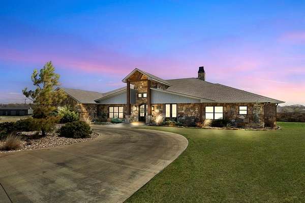 7.82 Acres of Residential Land with Home for Sale in Muenster, Texas